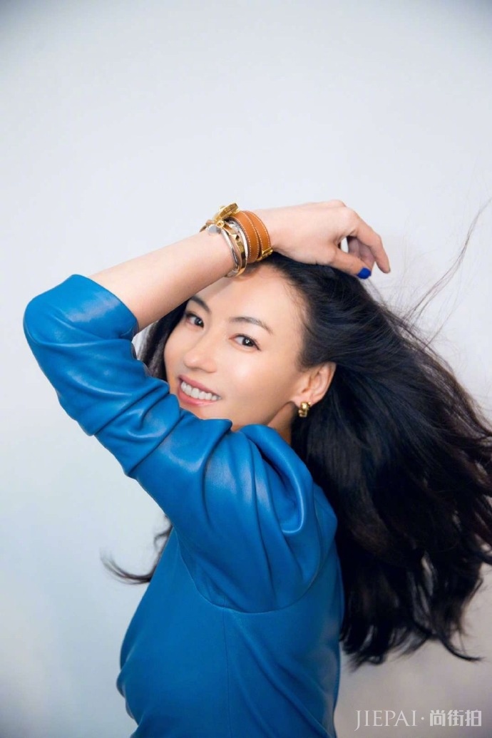 辣妈张柏芝蓝色裹臀裙配过膝高跟靴子!