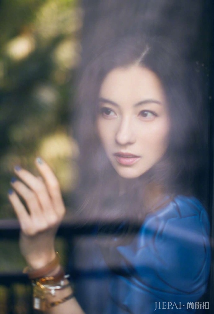 辣妈张柏芝蓝色裹臀裙配过膝高跟靴子!