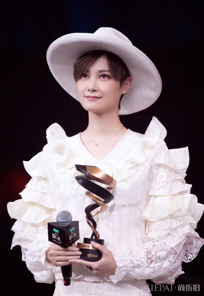 李宇春穿粉色褶皱上衣配半身裙浪漫复古,美得像一幅画