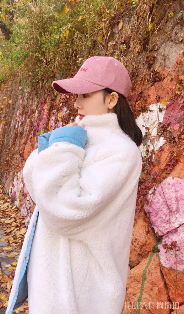 陈瑶留短发真是太好看!背带裤+毛衣穿搭出了新的时尚感!