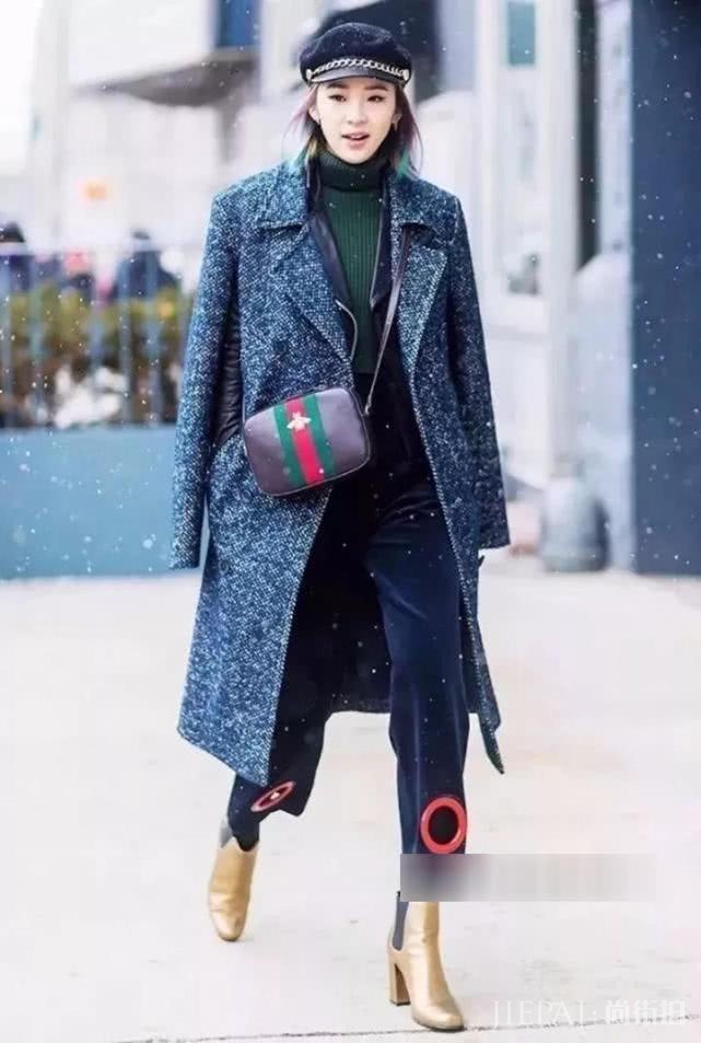 蒋欣利落短发身穿蓝色大衣增添都市女郎范儿!