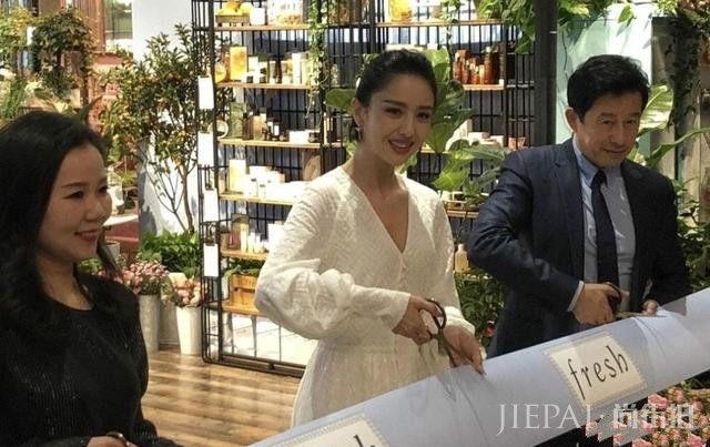 佟丽娅法式裙穿成白胖子，还以为好事将近了！