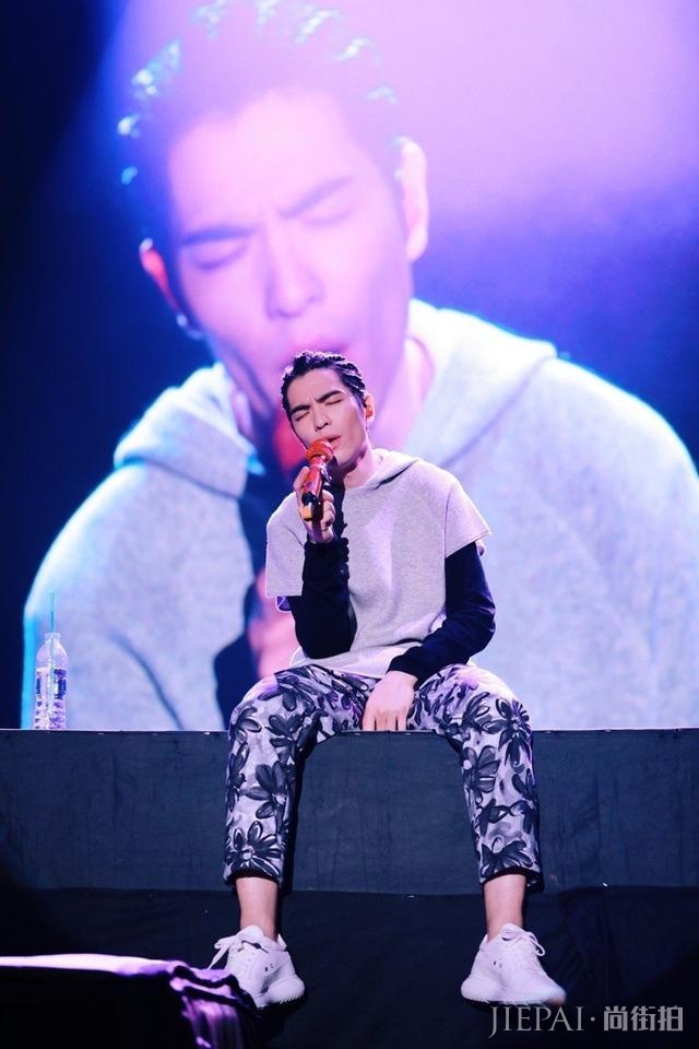 雨神萧敬腾演唱会简直是时装秀！