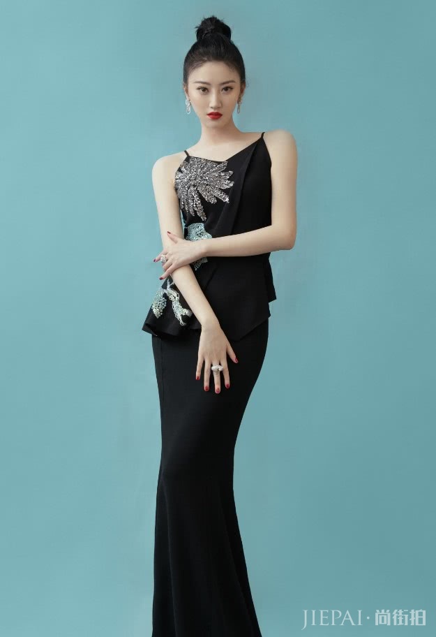 只有“丝袜裙”才能配的上景甜了,女人看了都想买!