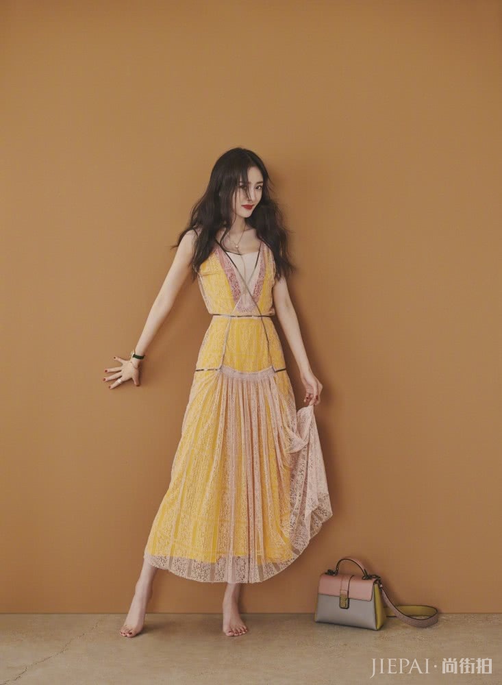 杨幂烫了卷发,气质瞬间变惊艳,穿红色衣服美如少女