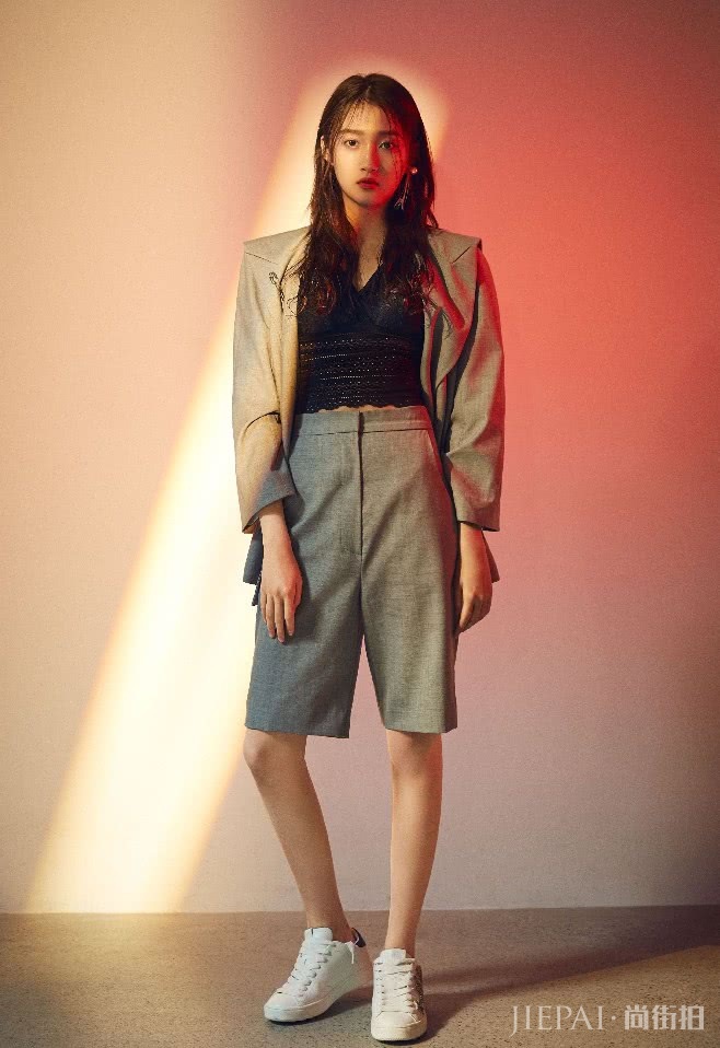 关晓彤这条裤子别人穿是长裤，她穿却成七分裤