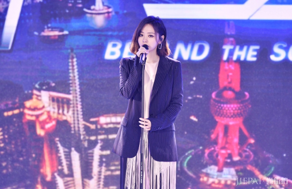 张靓颖穿开叉长裙，非常高贵典雅