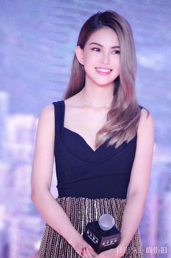 昆凌除了五官精致之外,穿搭也是很能打的!