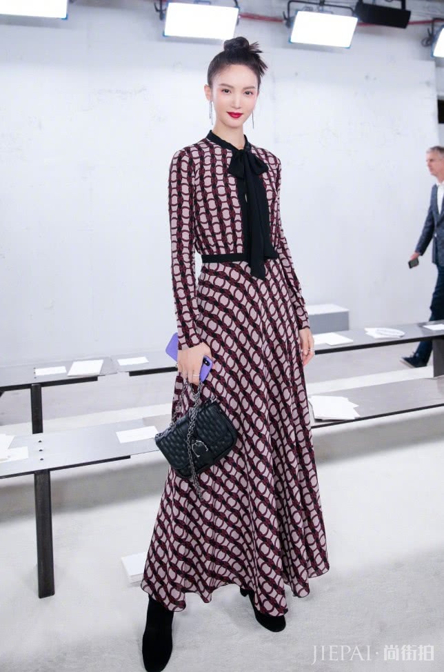 金晨在薄纱裙里穿紧身裤秀美腿!