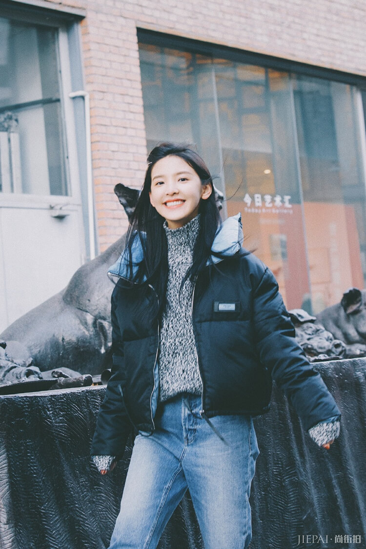 章若楠少女粉外套+帽子很有青春样,少女穿搭太好看了!