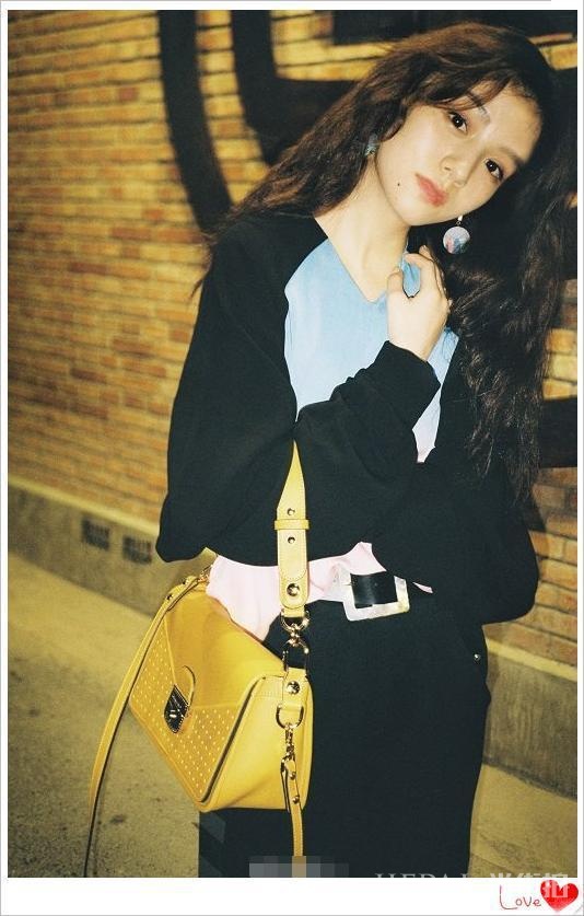 周海媚“泡面卷”发型，减龄时髦