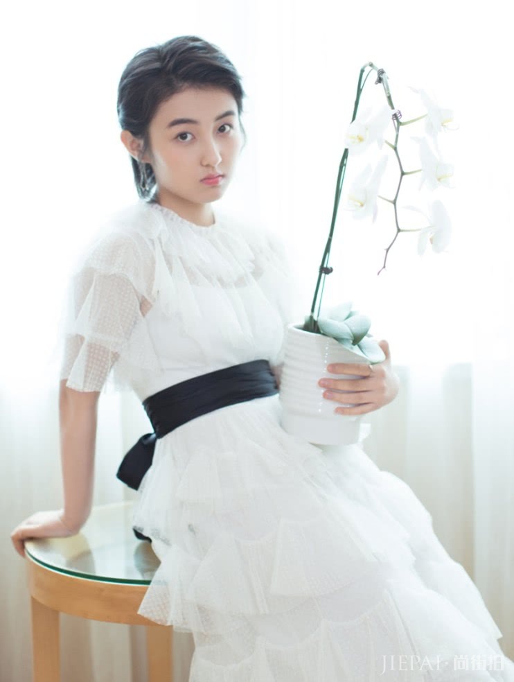 张子枫一身休闲装的穿搭风格!