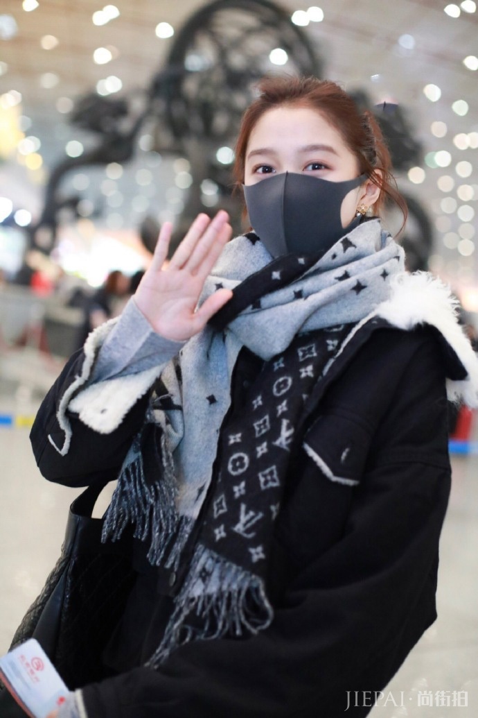 关晓彤穿搭臃肿露出脚踝,新发型干练!