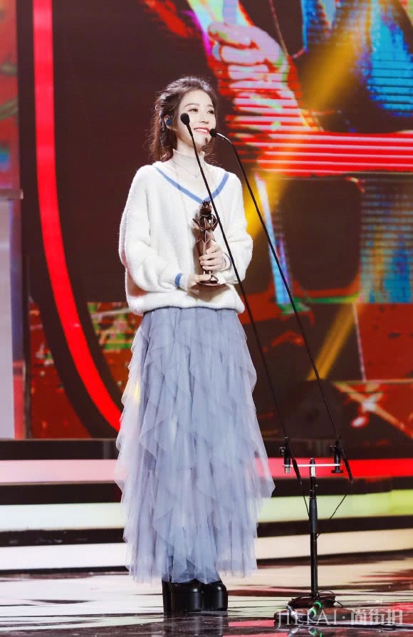 冯提莫身高不够鞋子来凑,却还是矮了一截!