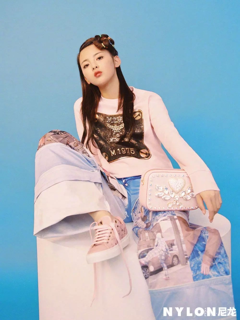 杨超越白色蓬蓬裙甜美公主范,扎马尾的20岁女孩好甜!