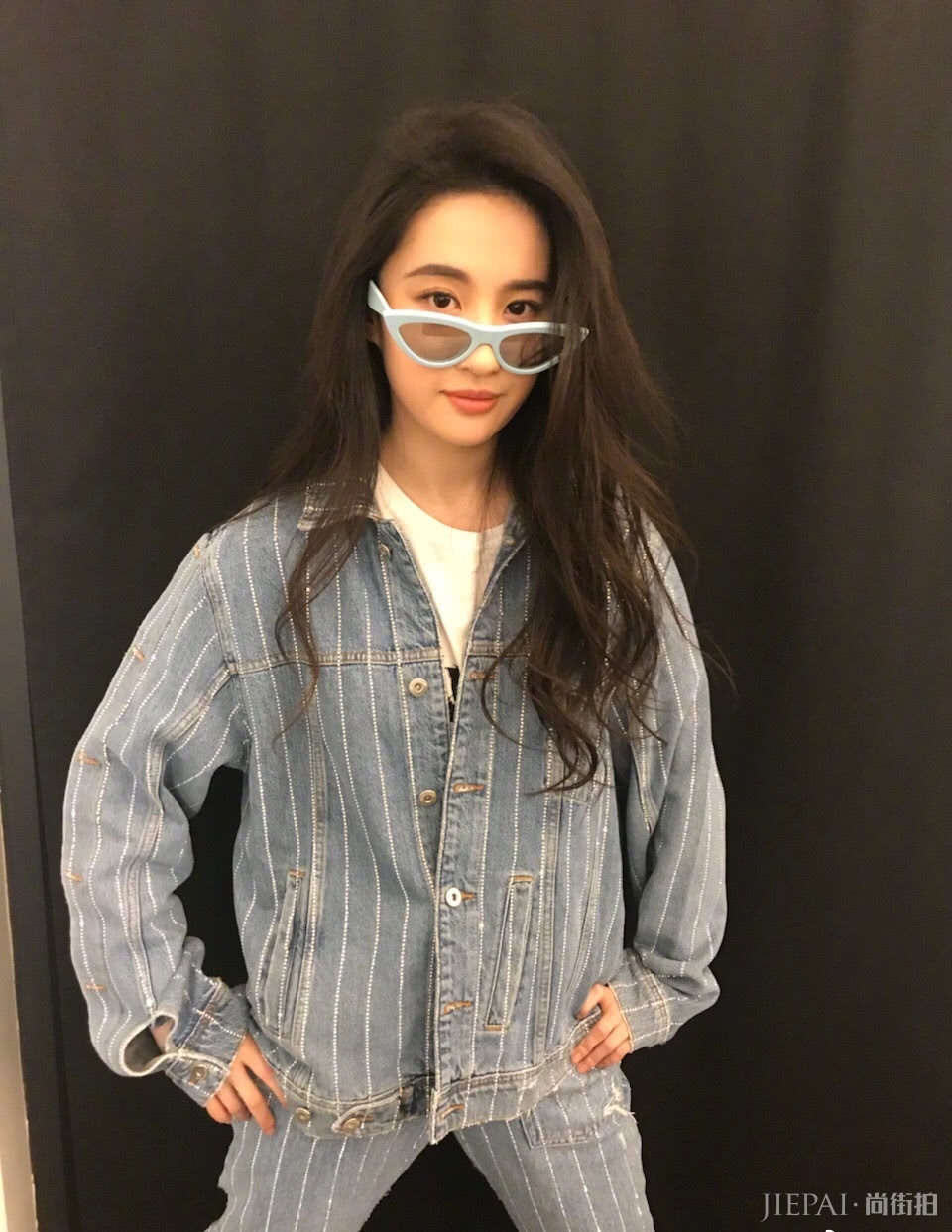 刘亦菲红色衣服搭配驼色发圈,却意外被墨镜抢镜