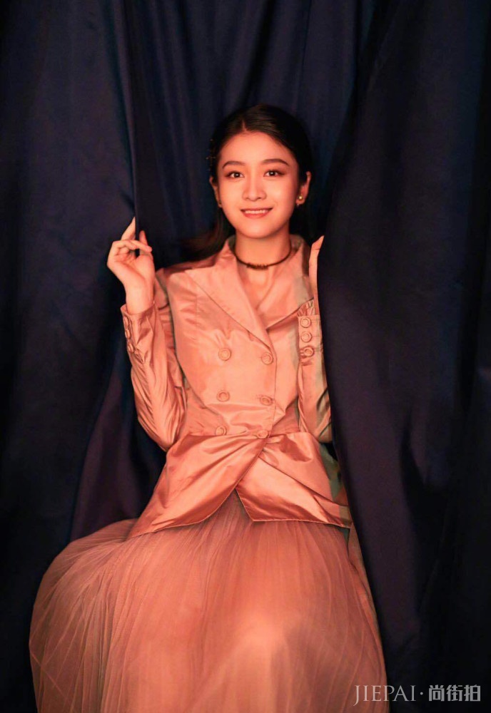 张雪迎化身粉色“妖蝶”坚毅眼神,女人味尽显