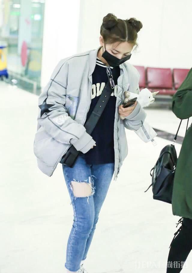 这款超减龄发型，杨超越顶哪吒头走机场