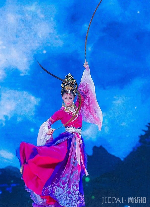 《国家宝藏》中佟丽娅穿襦裙温婉典雅极了，真漂亮