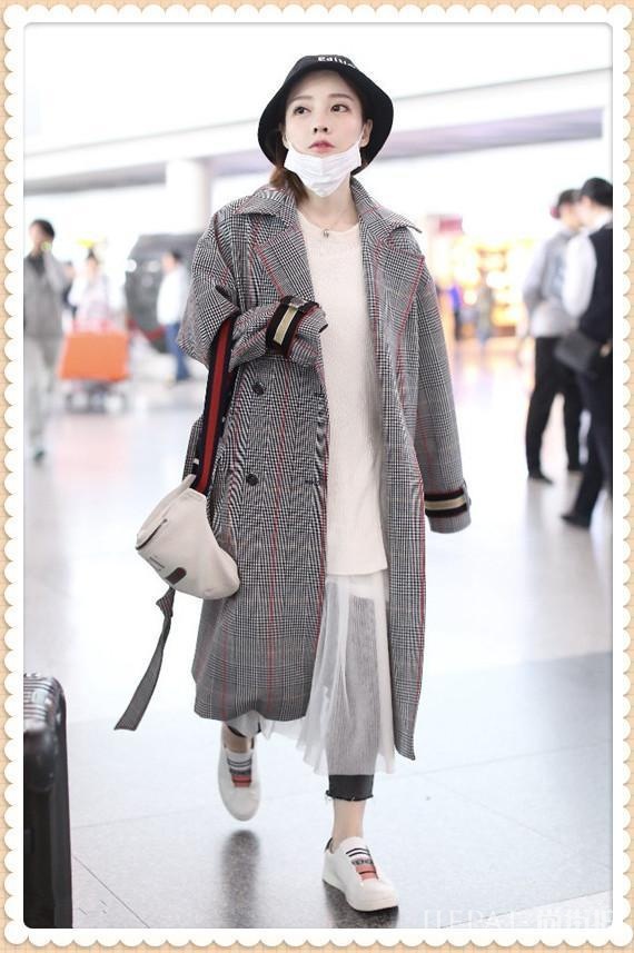 冯提莫机场秀清纯又养眼，不是见光死？