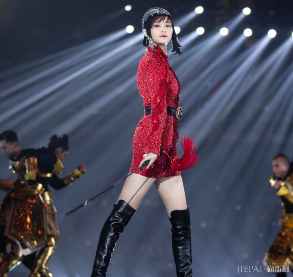 李宇春穿粉色褶皱上衣配半身裙浪漫复古,美得像一幅画