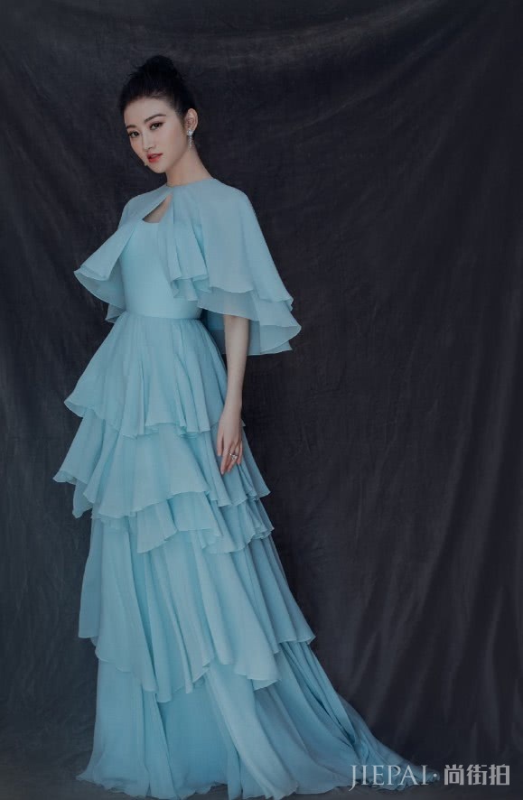 景甜这条礼服简直是“女侠”必备款，优雅又帅气！