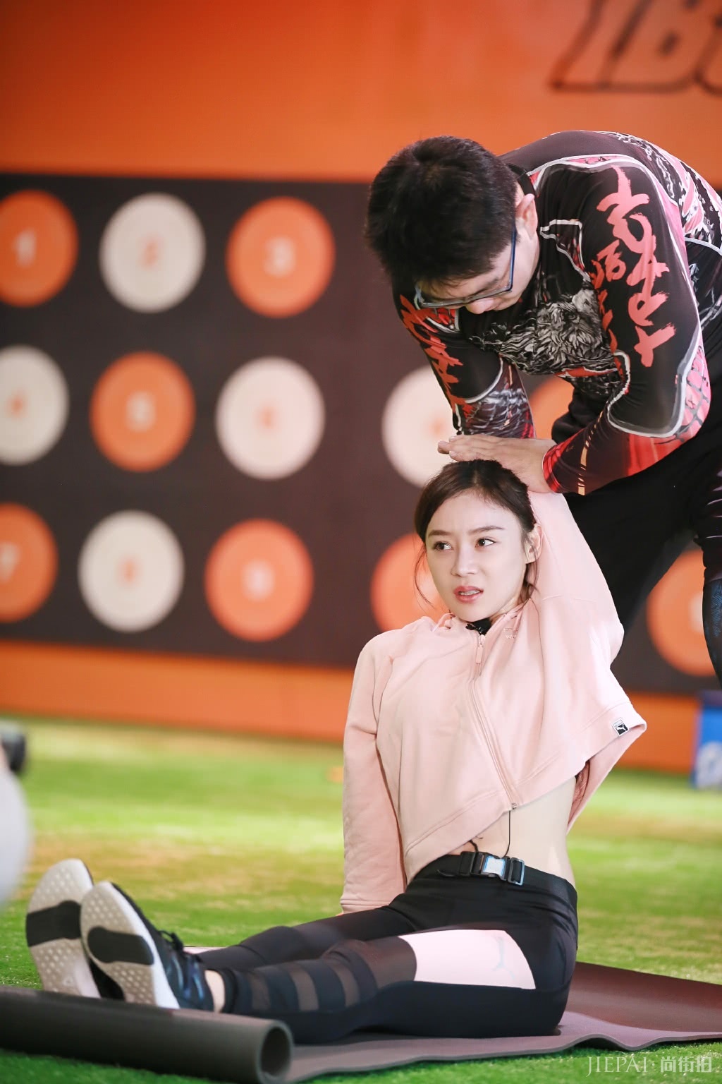 袁姗姗粉色外套配运动裤，惊艳全场，30多岁依然少女感满分