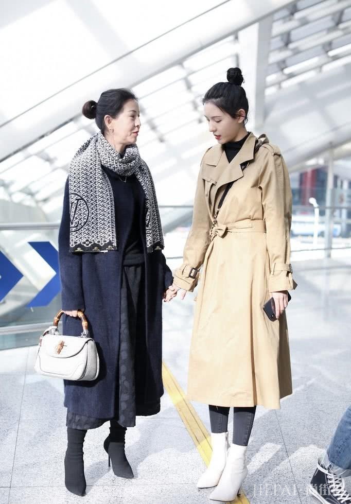 张予曦卡其色风衣搭丸子头牵手母亲走机场