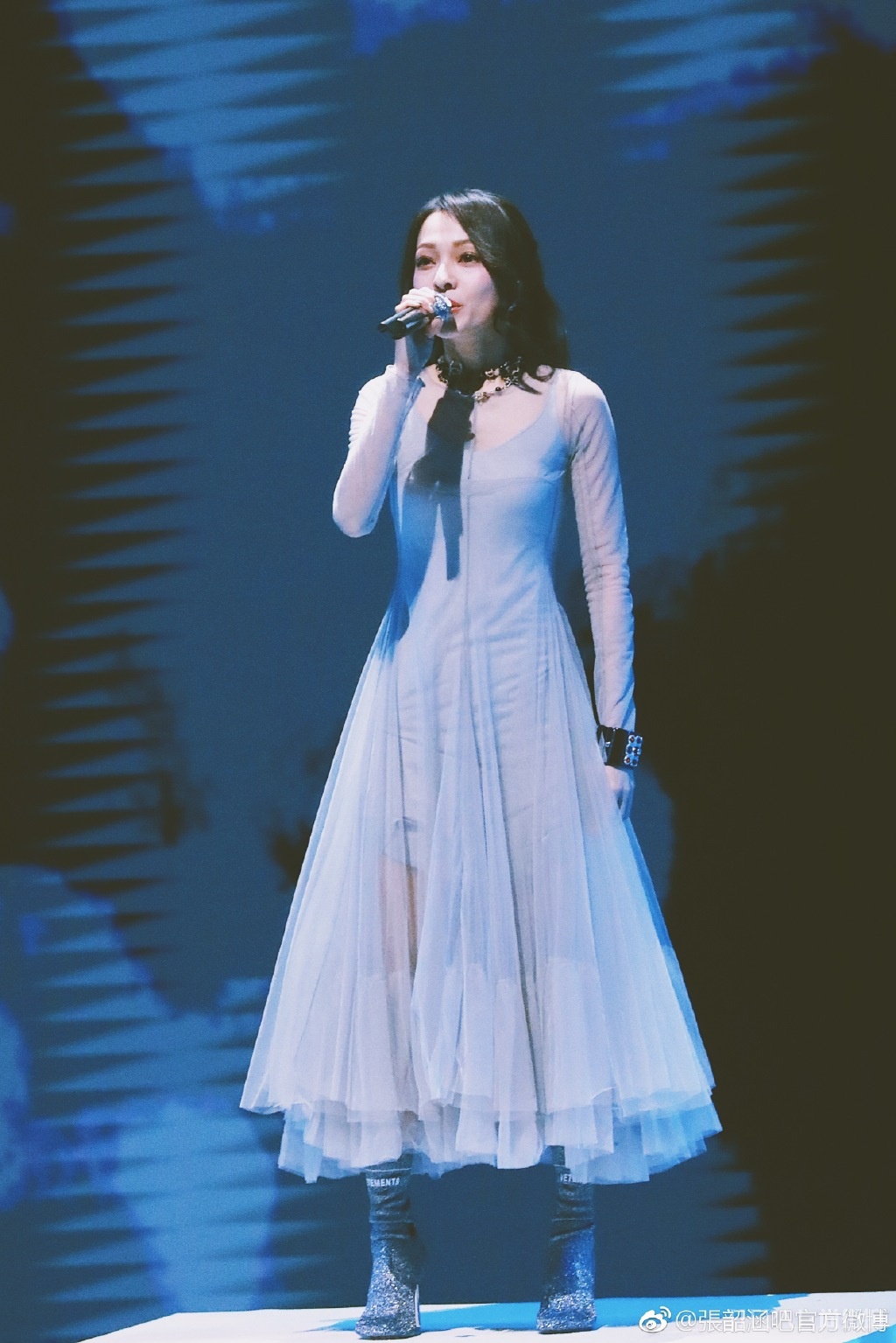 张韶涵的跨年演唱会造型美呆了,戴上帽子保暖又时髦!