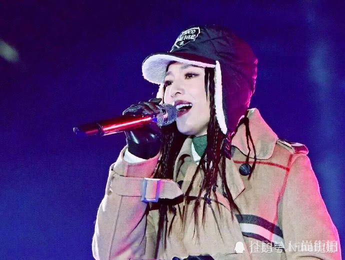 张韶涵晚会变大熊猫,穿4件衣服3条裤子一样可爱苗条