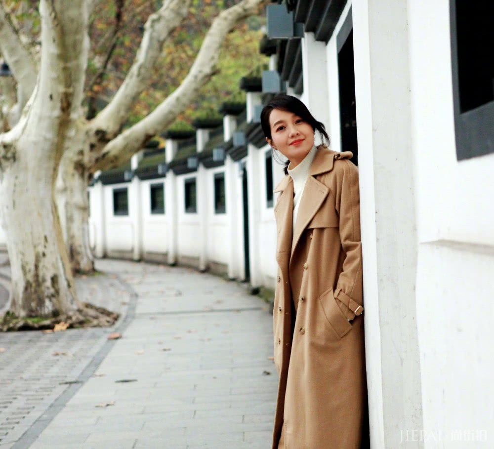 朱丹颜值高就是不一般，烂大街的大衣穿出时髦又优雅！