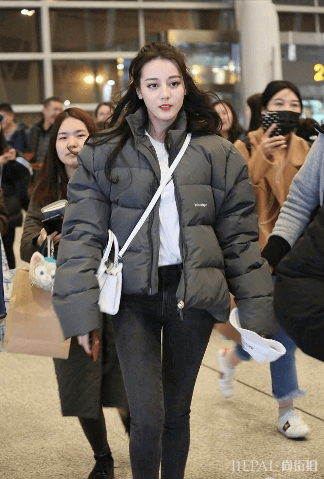 迪丽热巴变身18岁青春少女，风格多变不重样