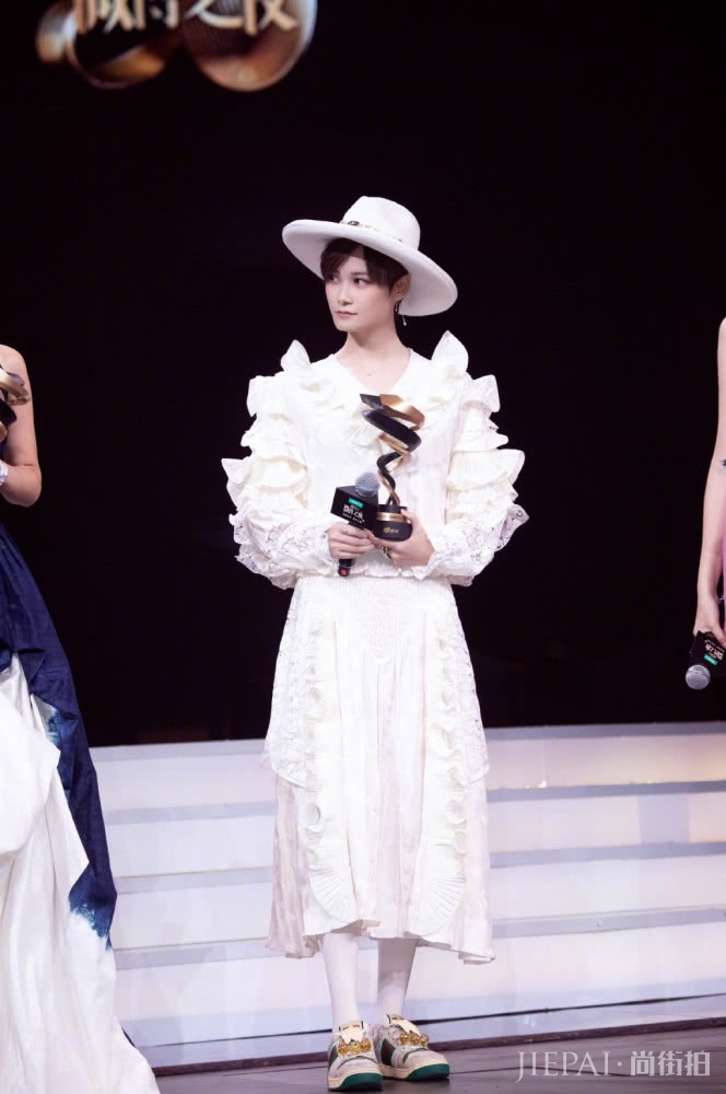 李宇春穿粉色褶皱上衣配半身裙浪漫复古,美得像一幅画