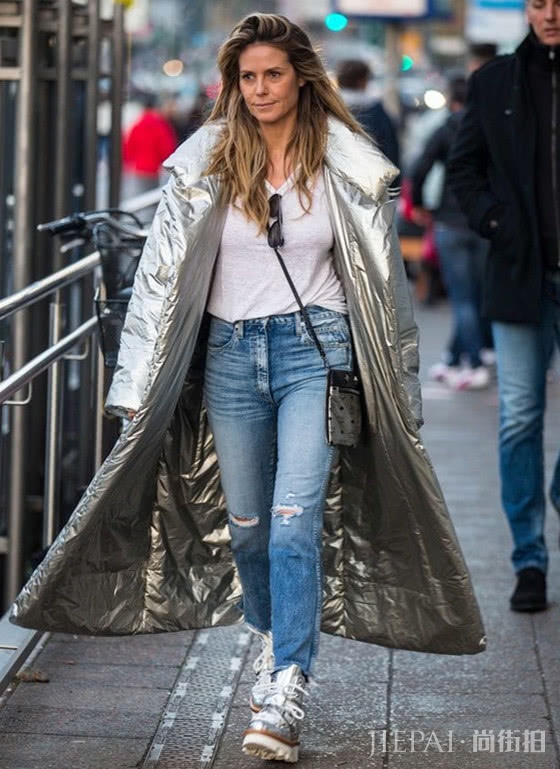 羽绒服遇上复古牛仔裤,打造时尚街头范
