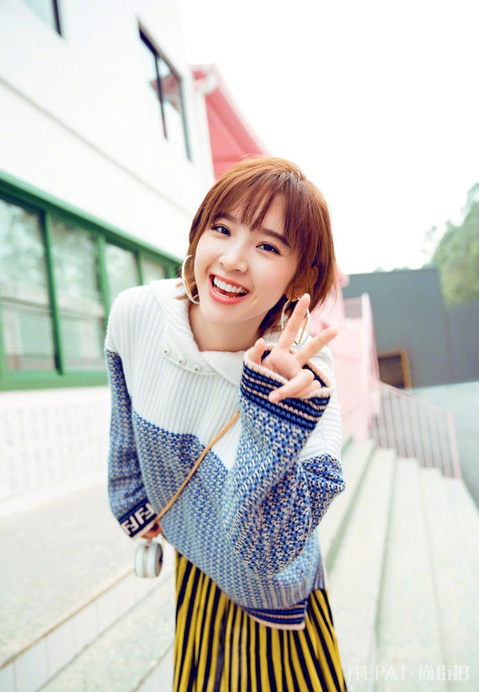 唐艺昕毛衣配裙子甜美有活力,过年内搭可以这么穿!