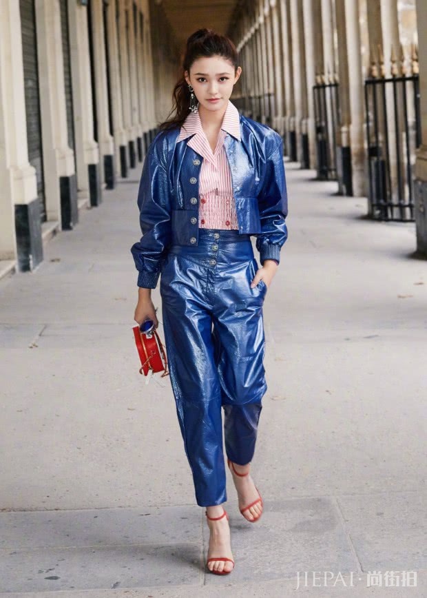 林允红色袜子穿上时尚感翻倍！