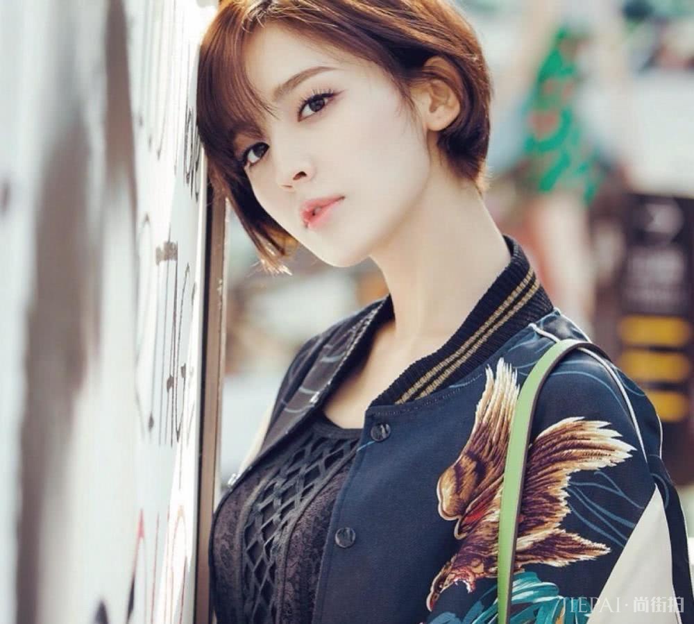 古力娜扎换新发型登时尚杂志，烫复古小卷发，俏皮可爱如油画少女