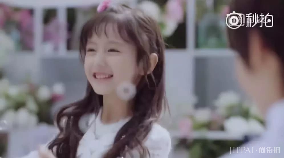 都说抖音洋娃娃是照网红界最美妈妈整的,看到她校花时照片真相了