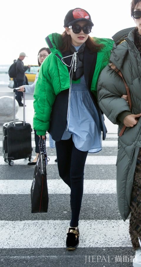 戚薇竟用绳子把卫衣和围巾串一起?防寒还不怕滑落!