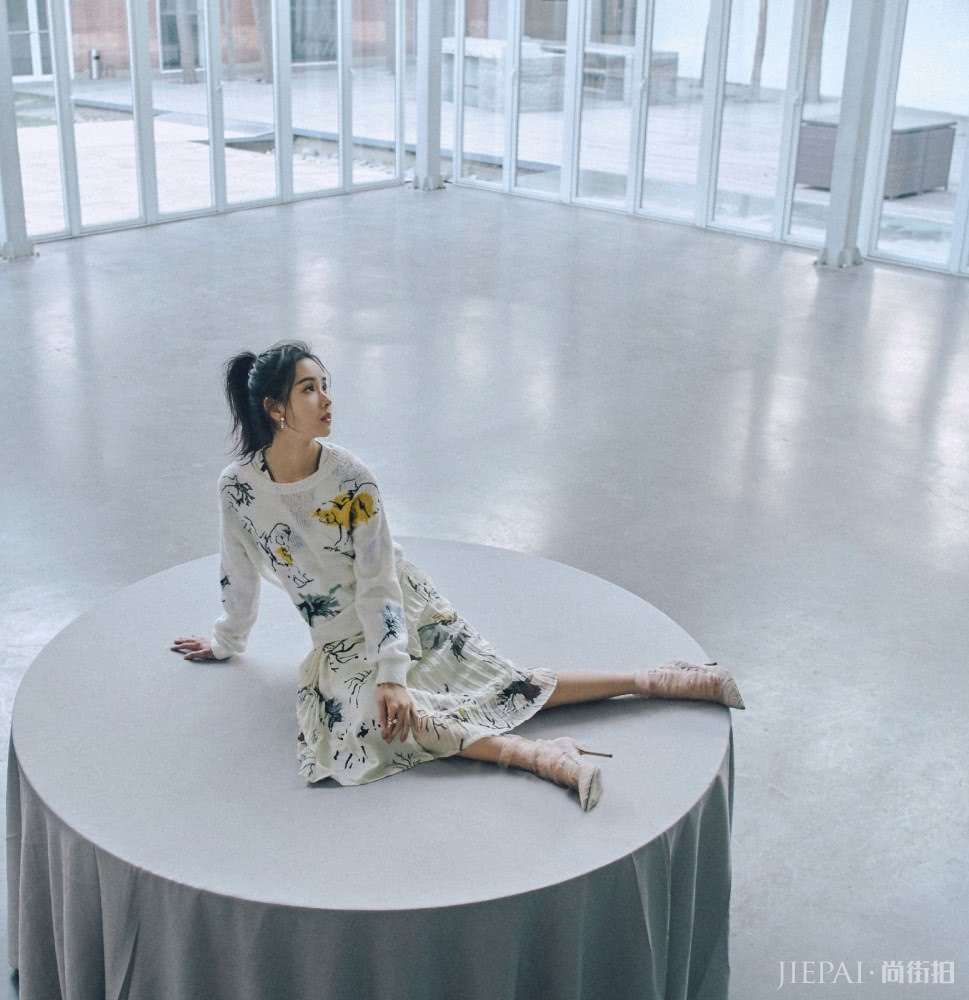 陈都灵踩8490高跟鞋站在桌子上，相当霸气