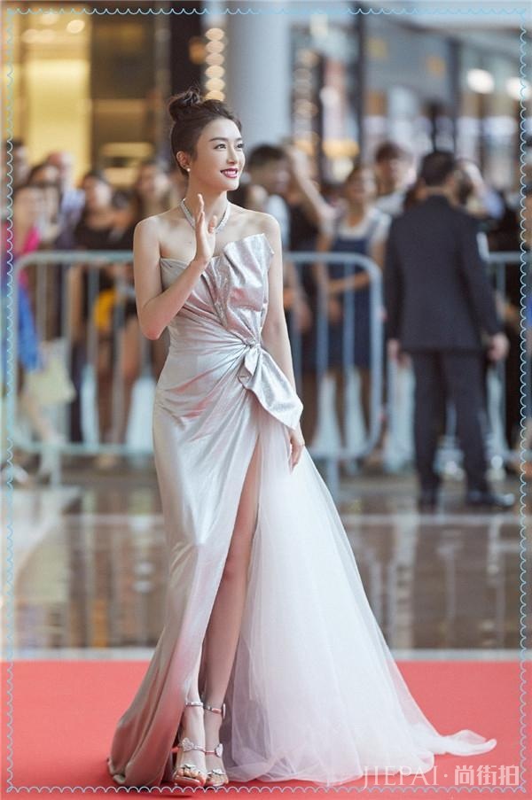奚梦瑶和秦岚穿同款抹胸开叉裙,谁更美!