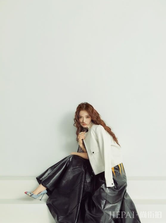 林允黑皮裙也能穿出高定风,一般人学不来!