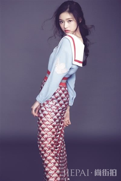 林允穿牛仔裤裤，双腿依旧纤细