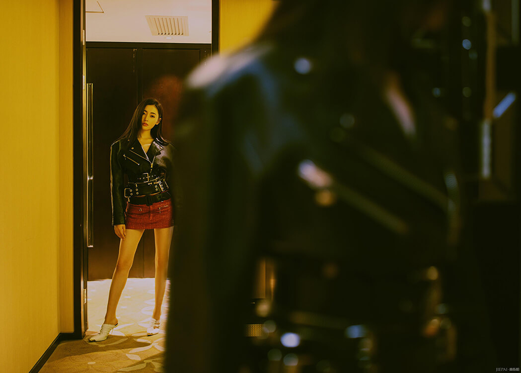 张天爱大冬天穿短裙秀腿!