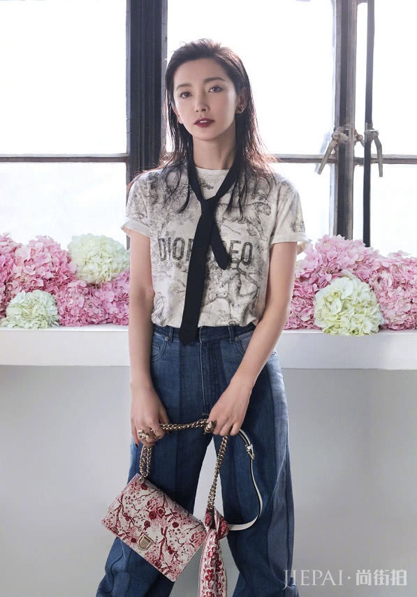 景甜拎“买菜兜”，连baby都没李冰冰年轻？