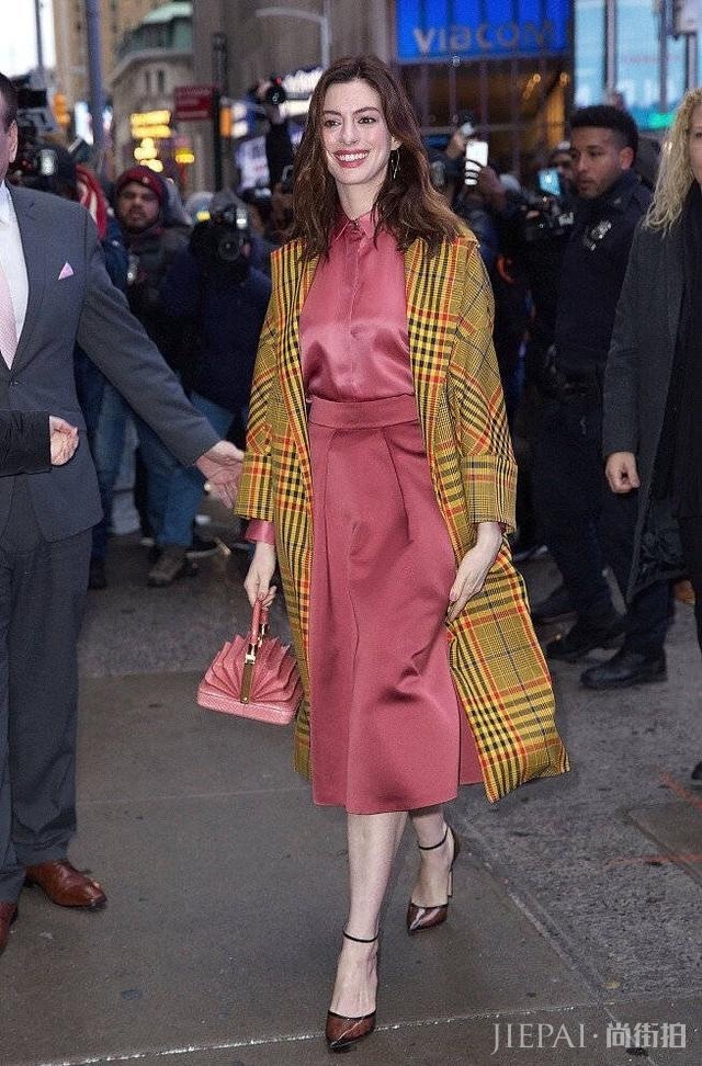 安妮海瑟薇身穿红裙黄外套,复古风太有韵味了