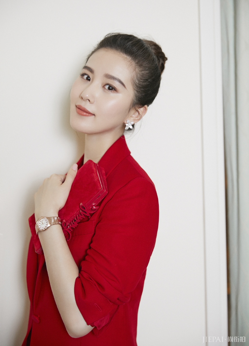 刘诗诗穿一身白色look套装美得认不出，少女感爆棚