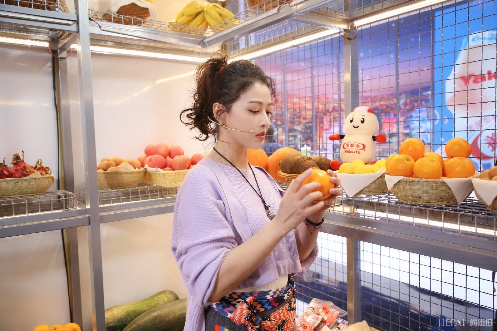 周海媚穿格纹大衣搭针织裙走机场