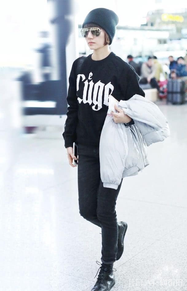 袁泉蓝色牛仔棉服搭配休闲裤走机场