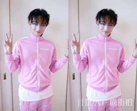 穿不好粉色的男明星?抱歉,我还没找到过